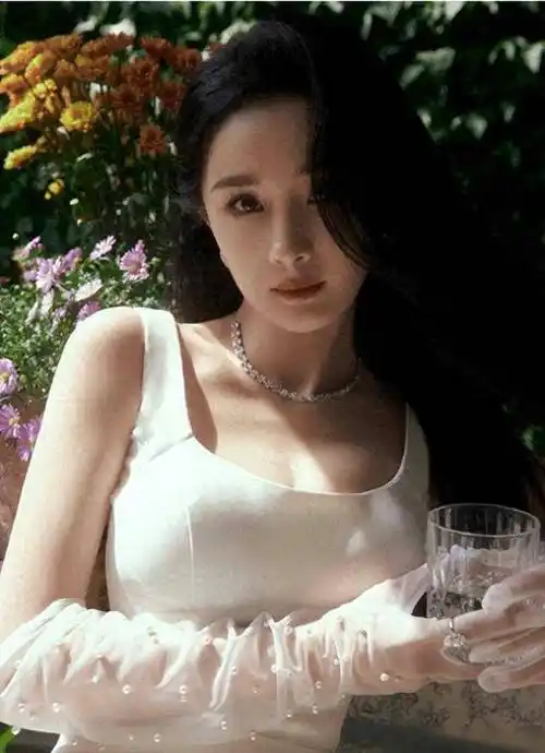 杨幂才是"大号水蜜桃",穿抹胸装露一半,36岁又纯又欲