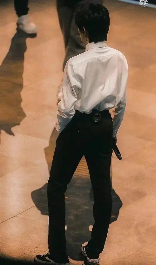 宋亚轩背影安全感