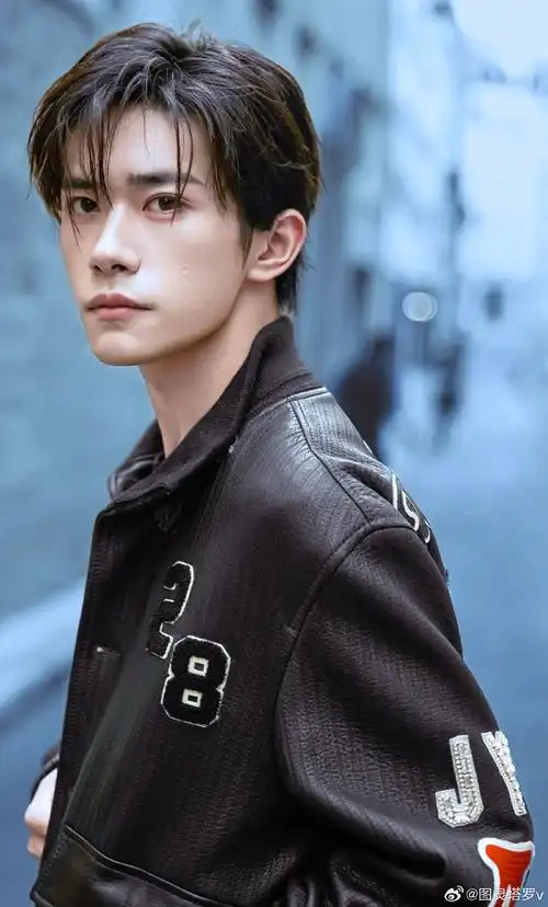 图灵塔罗[超话]#    易烊千玺,庚金男 身上有很强的肃杀之气 有一世