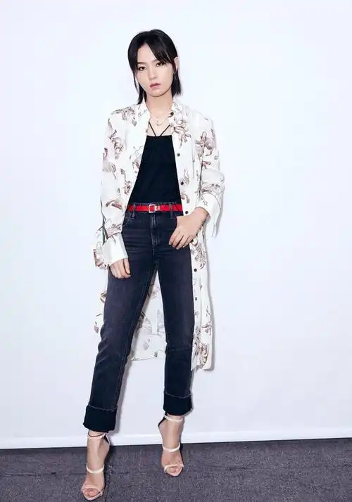 周笔畅启程米兰时装周印花卫衣牛仔裤童趣十足网友少女心