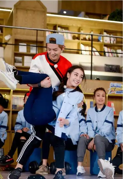 迪丽热巴和鹿晗大玩公主抱