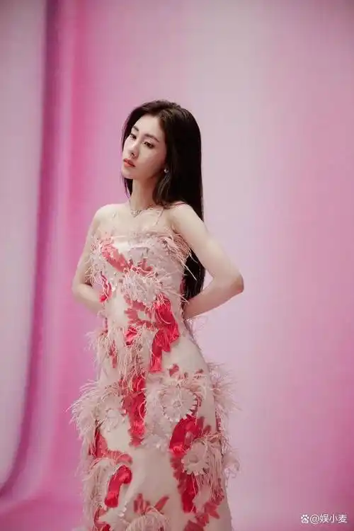 张碧晨的34岁,穿露背吊带裙的她女人味十足,没见过这么美的辣妈