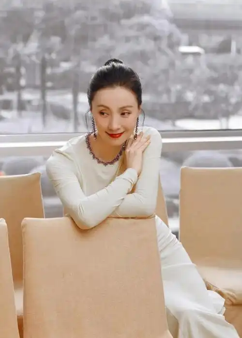 49岁陶虹的穿搭女人味十足,"不装嫩"尽显成熟之美,气质又高级