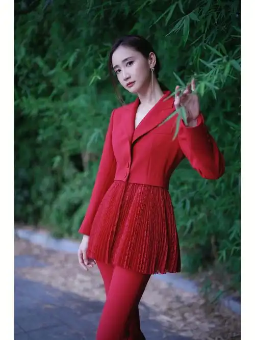 陈彦妃身穿cocoon22秋季殿堂系列红色