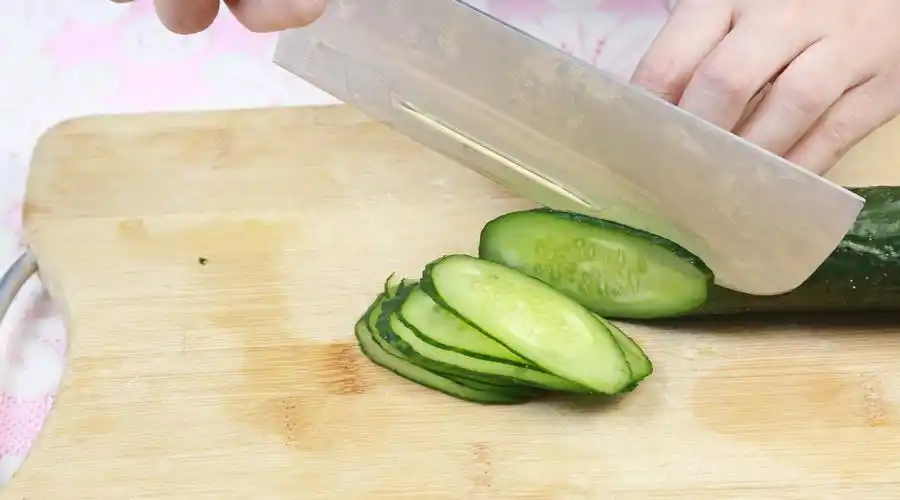 切黄瓜如何才能不沾刀,一个牙签就可以,原来牙签不止能剔牙呀