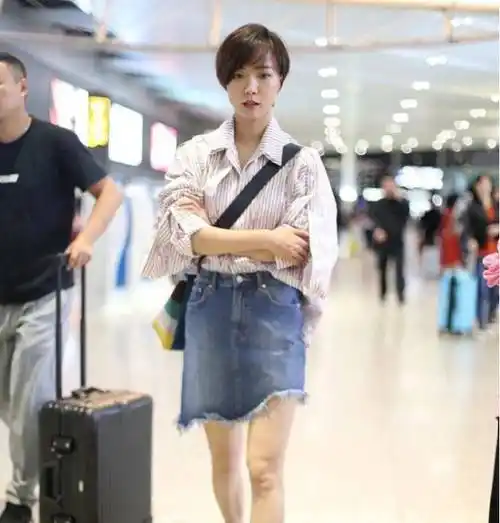 "大水桶"牛仔短裤搭配病号服,王珞丹笑容最活泼迷人!_时尚_衣服_网友