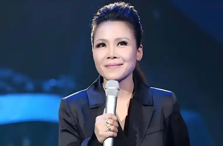 58岁田震晒性感比基尼照!