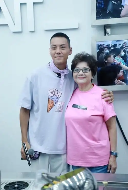 陈伟霆在妈妈身边好像回到小时候乖巧模样真罕见真幸福