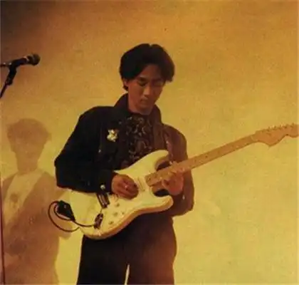 【图】黄家驹拿吉他图片帅气十足 细说其用过的四把吉他