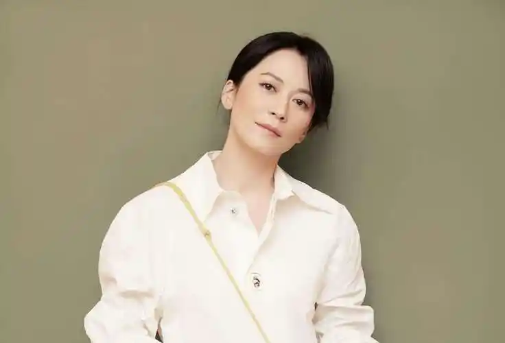 给娱乐圈40岁以上的女星排个名,闫妮脸僵如石,殷桃风情万种_俞飞鸿