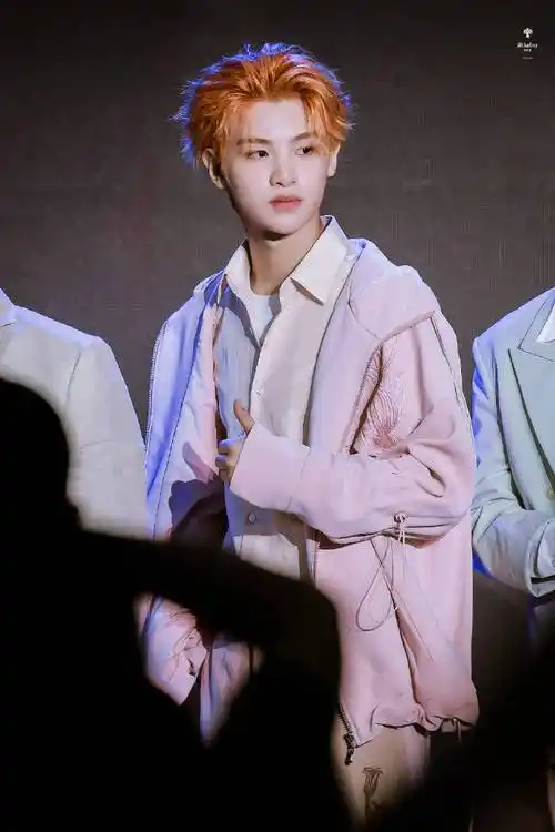 黄明昊粉色外套