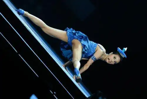 蔡依林露尽底裤跳辣舞(组图)