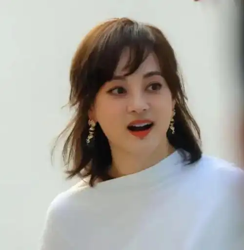 孙俪突然变美,眼睛不凸也不发腮了,下巴的痣引热议 !被疑整容!