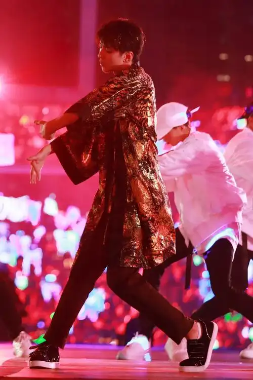 王俊凯周年演唱会唱跳solo 展露舞台王者风范_明星活动_图集_电影网