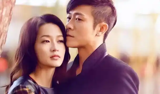 亲妈是导演干妈是导演20年都捧不红他却在娶妻改名后火了