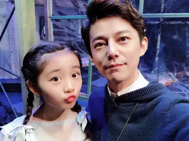 新闻中心 娱乐星闻 明星八卦7月20日晚,何炅更新微博汇报与黄磊大女儿