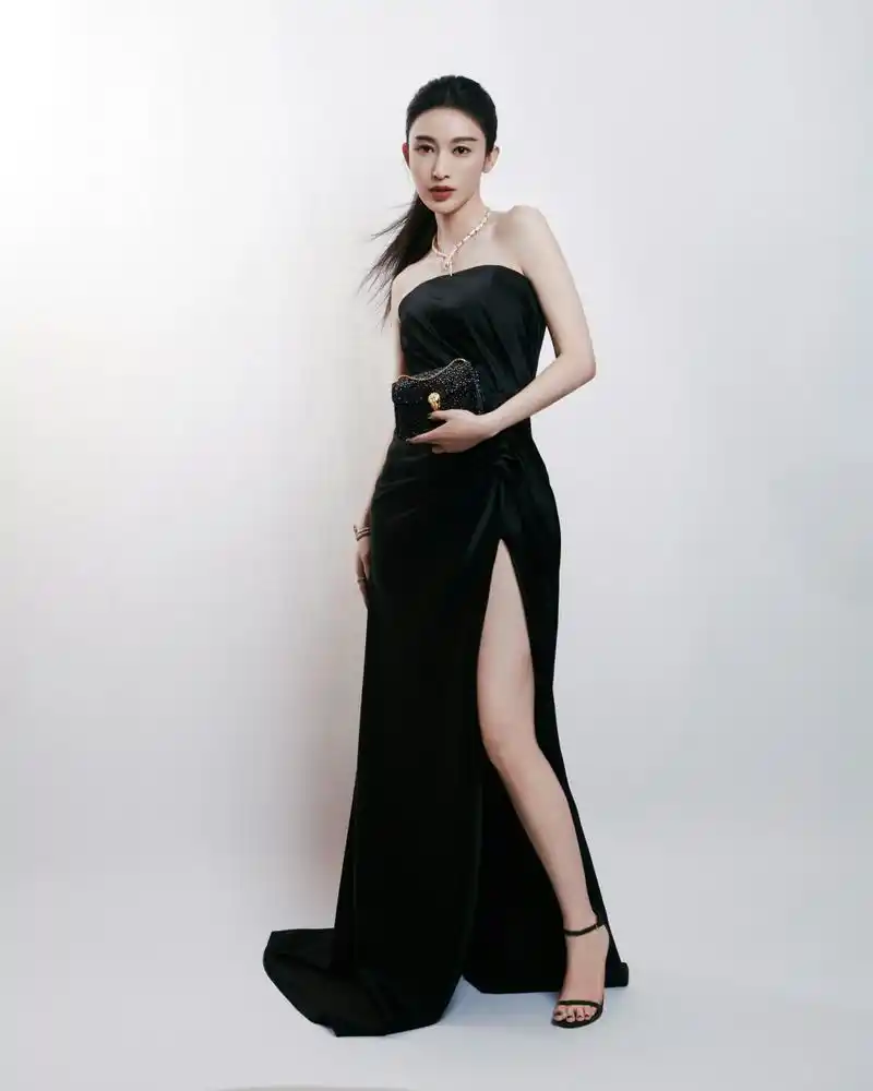 张俪身穿一袭黑色性感的高开叉礼服,优雅贵气