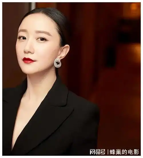 她是黄轩前女友,为救患癌父亲当演员,现在40岁点痣后认不出