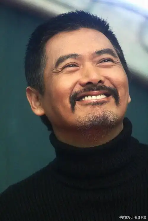 周润发被拍到身上布满皱纹,网友纷纷担心,但他依然保持优雅从容