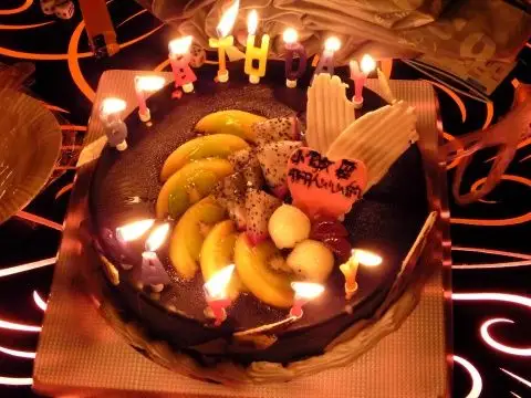 晚上,,,和家人一起同爷爷庆祝生日,好开心,仲同爷爷一起切蛋糕````