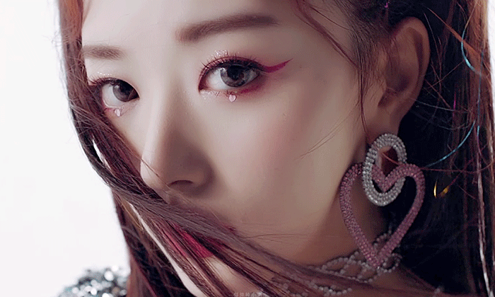 青春有你2狂欢小组造型出炉!金子涵魅力四射,孔雪儿甜心公主