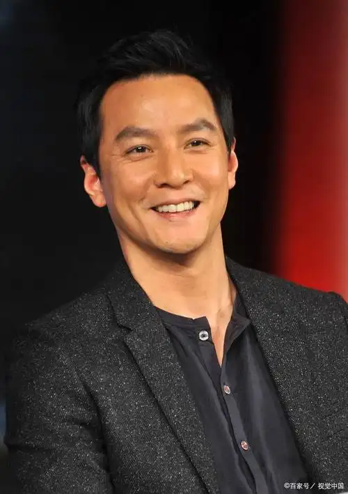 出生于美国的香港男星吴彦祖,年轻时期凭借帅气外表与精湛演技成为