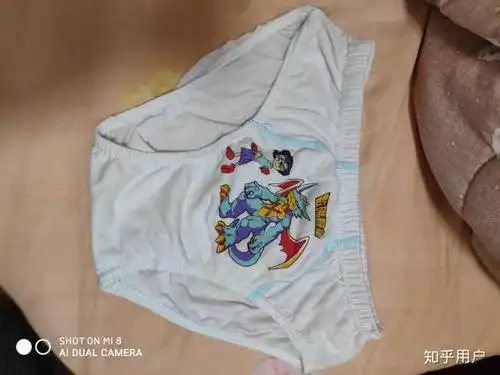 现在我还特别喜欢穿数码宝贝的三角裤