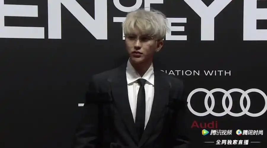 蔡徐坤银丝眼镜撕漫男##蔡徐坤老了头发白了##gq年度人物盛典