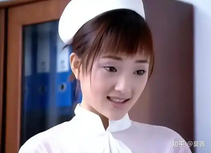 单看这张照片谁能想到李小璐已经43岁了呢,离婚后的李小璐反而越活越