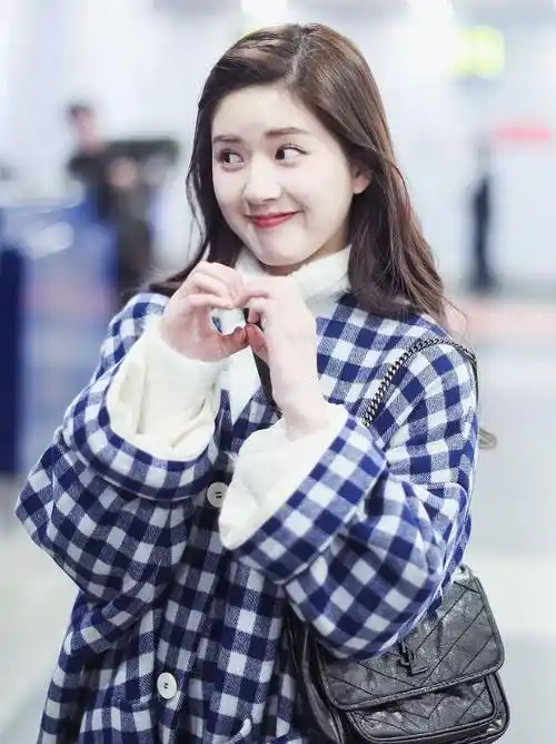 原创赵露思真的是太真实了纯素颜照也找不到缺点甜到让人心动