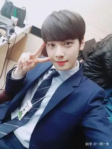 长相清秀, 笑起来太 犯规了好嘛