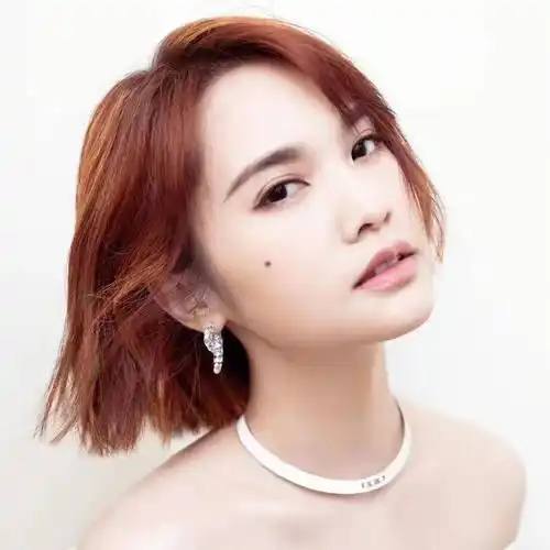 杨丞琳穿抹胸衣裤露出美背!肤白貌美大长腿太性感撩人_写真_台湾_蓝色