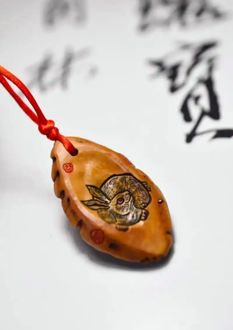 【桃核·玉兔】纯手工雕刻玉兔,桃核在方寸天地间展尽了微雕艺人 - 抖