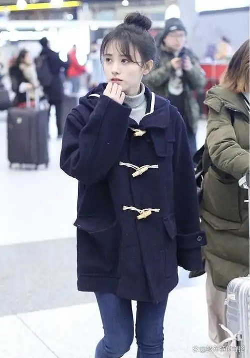 一眼望去,扎着高丸子头的鞠婧祎在机场走来走去,整个人散发着一种与众