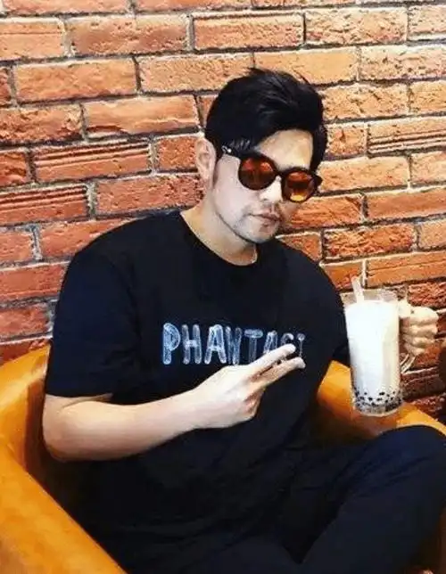 任性!周杰伦晒喝奶茶自拍照:怕太瘦歌迷认不出