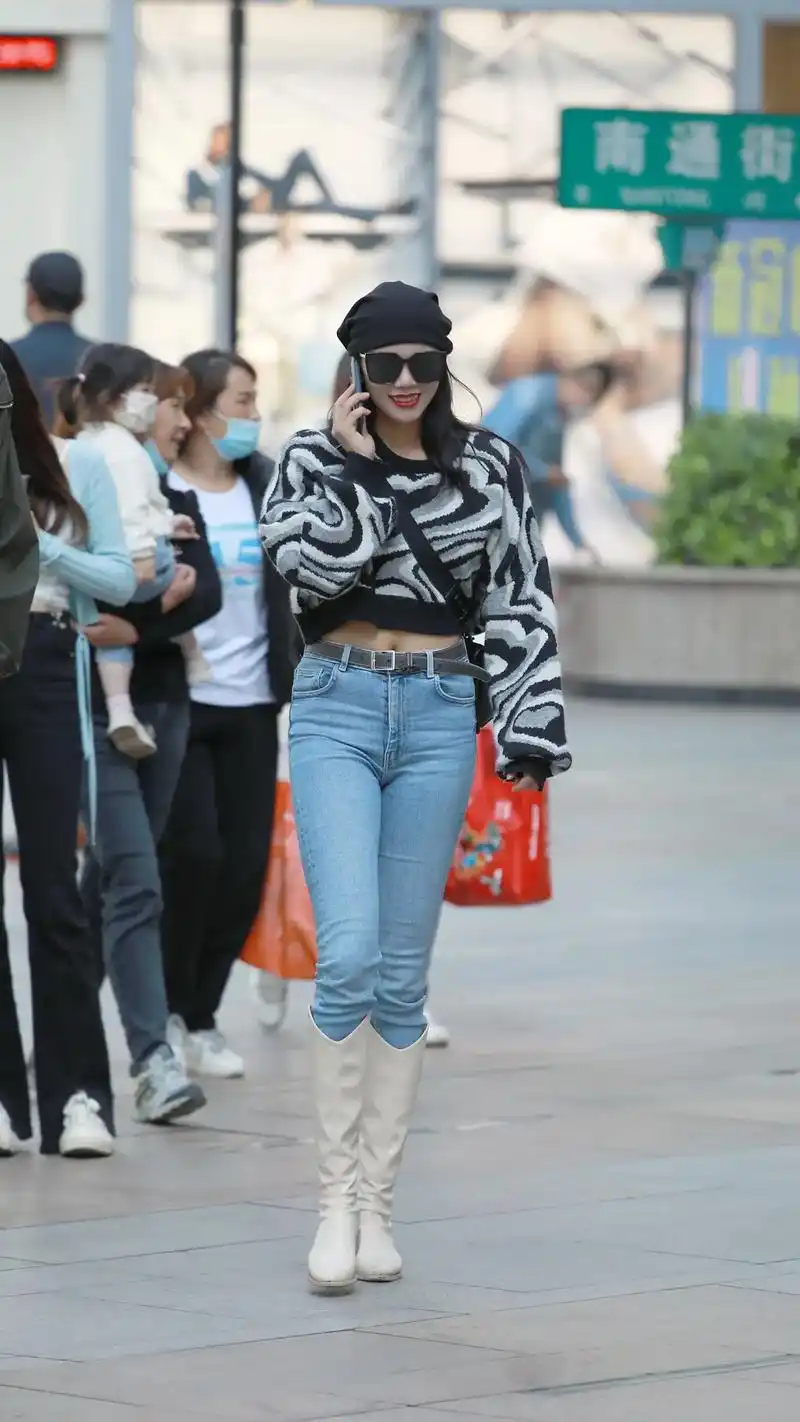 蓝色牛仔裤搭白色长靴很经典#大长腿 #街拍 - 抖音