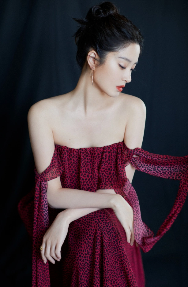 杨采钰的高级感绝了豹纹抹胸裙美艳众人是我穿不起的效果