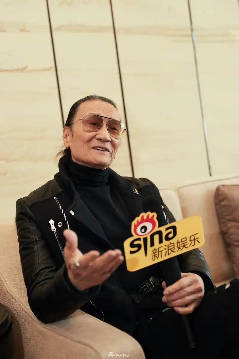 组图:81岁谢贤扎辫子带墨镜潮范儿十足 一身黑look身材超有型_高清