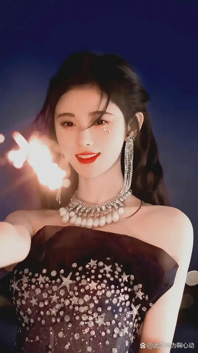 鞠婧祎手拿烟花的图片, 拿来当壁纸的话,肯定特别好看