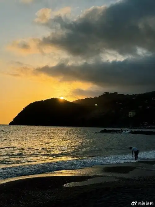 从佛罗伦萨坐火车来到了意大利海边小镇 住在山脚下 走几分钟就能到