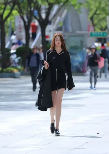 北京街拍:三里屯身材好的姑娘真多,让人羡慕