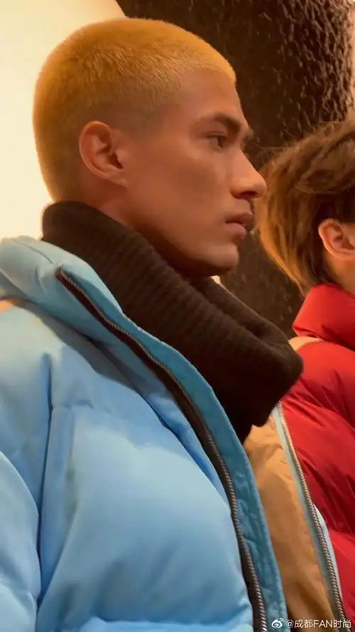 米卡今日出席品牌活动照9615身穿蓝色羽绒服,侧脸太优越了#米卡生