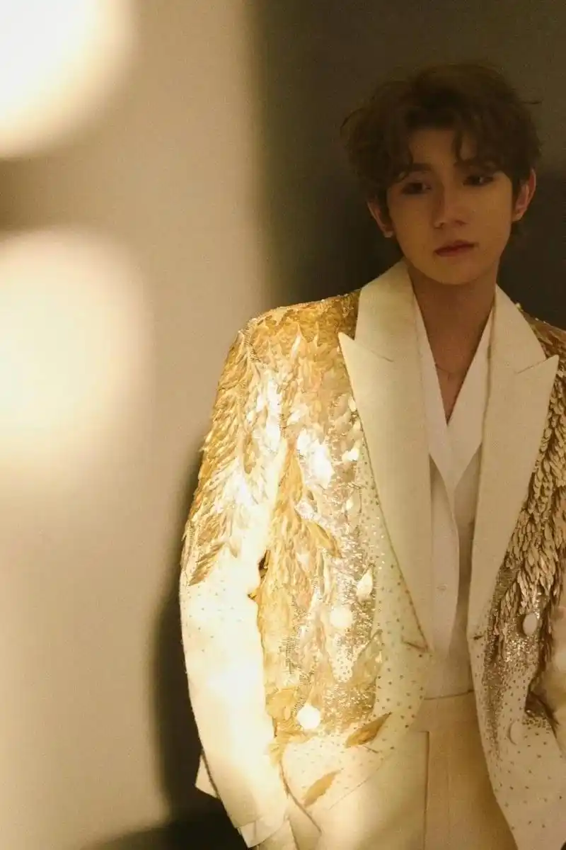 王源|十周年演唱会造型图,rahul mishra 特别定制白色西装,金色亮片
