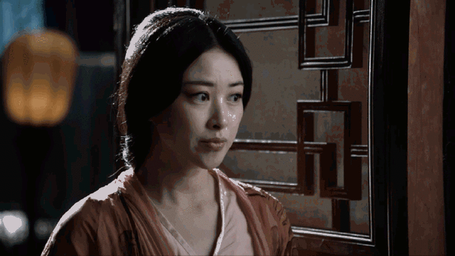 新版《天龙八部》开播,朱珠饰演的康敏出场,眼神流波婉转,一颦一笑中