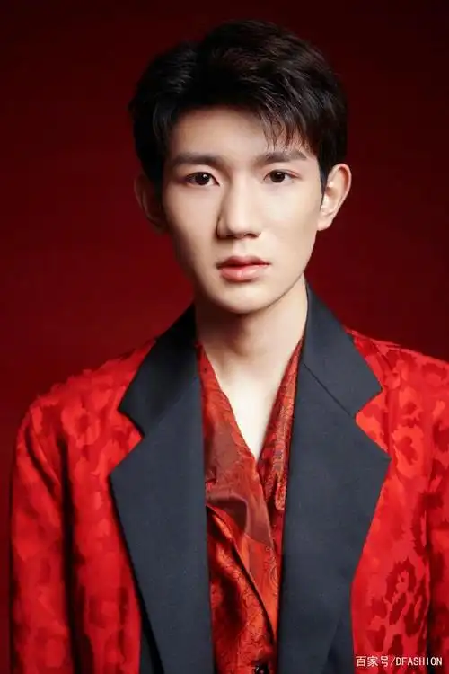 tfboys王源五次亮相春晚舞台,红色西装精致大气!