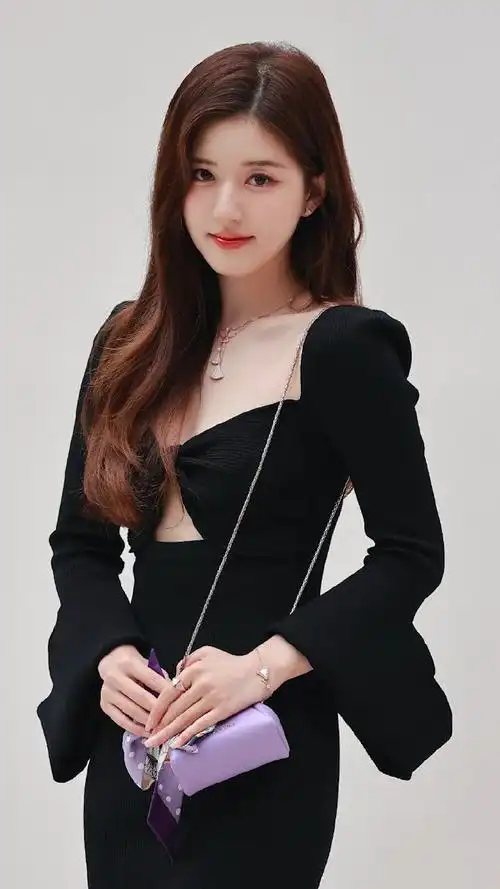 赵露思镂空连衣裙生图 今天的妆容粉嫩嫩的,长卷发好温柔!