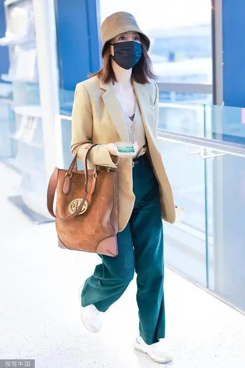 2021年10月27日,上海,明星现身机场. 高圆圆