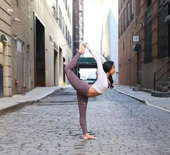 陈钰琪惊艳亮相一袭荷叶边连衣裙清纯甜美黑白写真好美