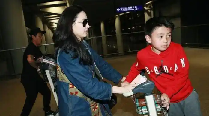 小林青霞三胎生父曝光,长相惹争议,网友:好担心长大后的三儿子_孩子