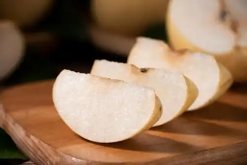 切开的皇冠梨特写 梨